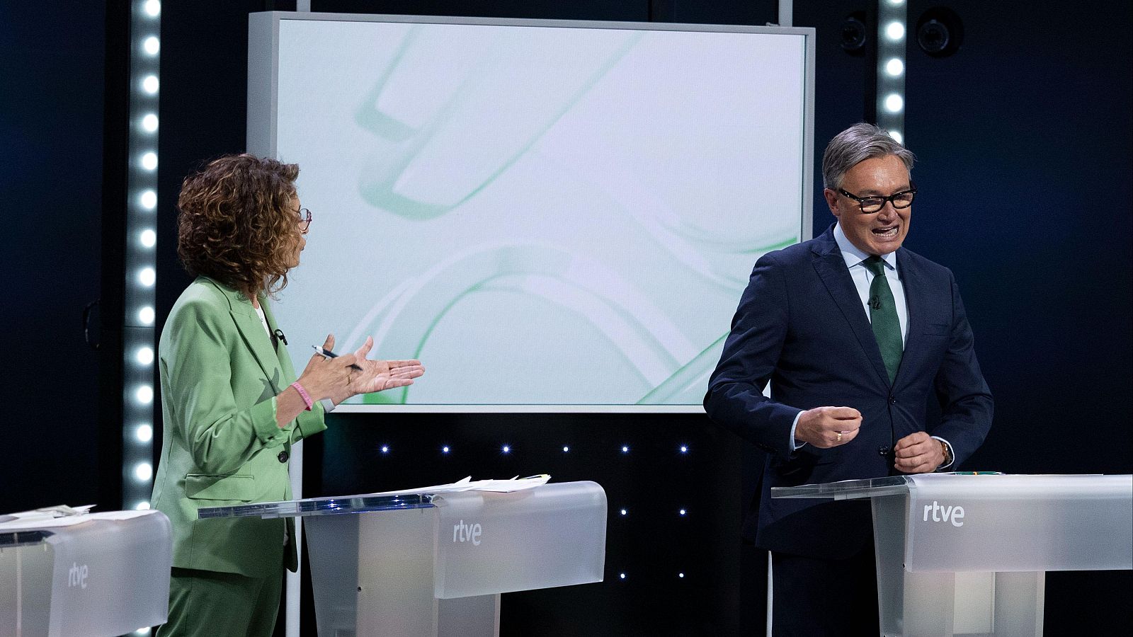Vox defiende en el debate la "prioridad nacional" y los partidos de izquierda lo califican de racista - Especiales informativos | Ver