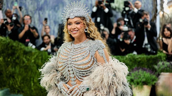 Telediario 1 - Bad Bunny, Beyonce, Rihanna y Madonna entre las múltiples estrellas que acudieron a una polémica Met gala
