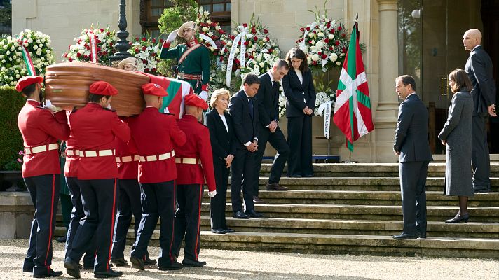 Diario 24 - Decenas de personas despiden a Carlos Garaikoetxea, el primer lehendakari de la democracia