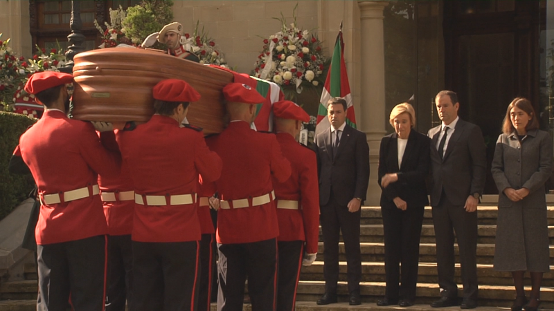 Capilla ardiente del lehendakari Carlos Garaikoetxea en Ajuria Enea | RTVE Play - Ver ahora
