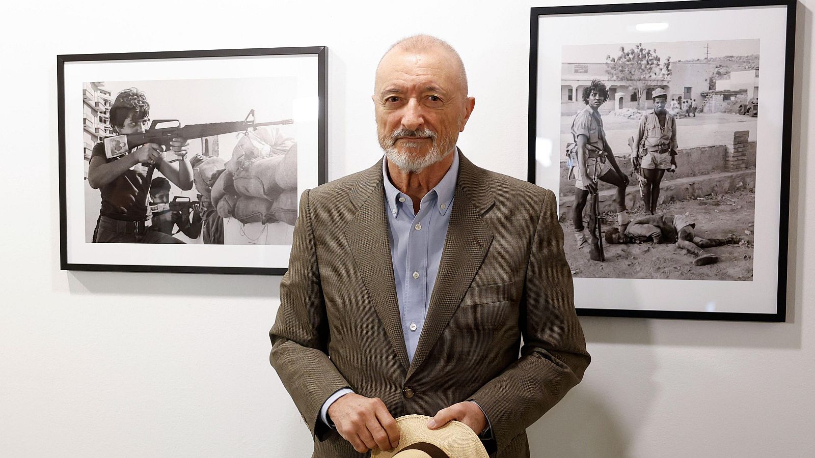 Arturo Pérez-Reverte presenta nuevo libro y una exposición fotográfica - Telediario 1 | Ver