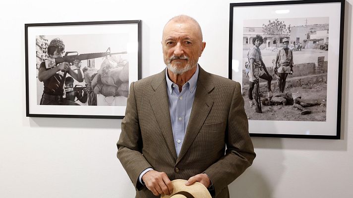 Telediario 1 - Arturo Pérez-Reverte presenta su nuevo libro, 'Enviado especial', y una exposición de sus fotografías