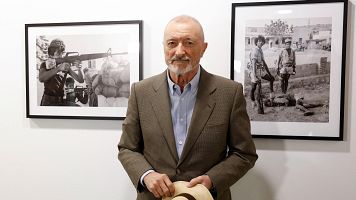 Arturo P�rez-Reverte presenta su nuevo libro, 'Enviado especial', y una exposici�n de sus fotograf�as