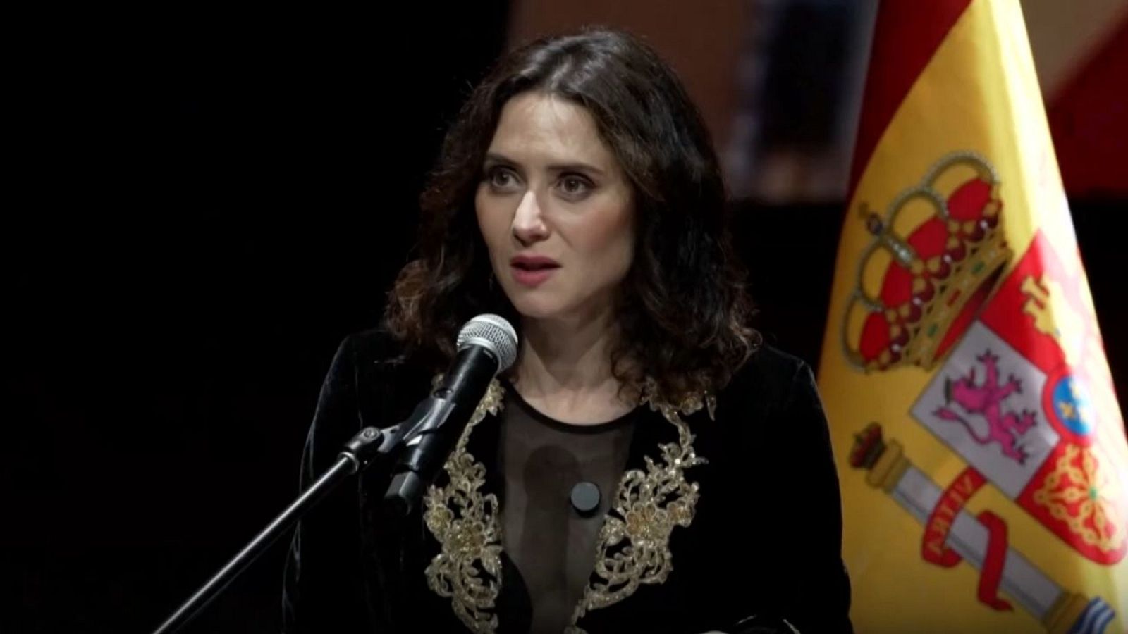 Ayuso, en México: "Habría que ser muy zotes para odiarnos y compartir unos apellidos" - Telediario 2 | Ver vídeo