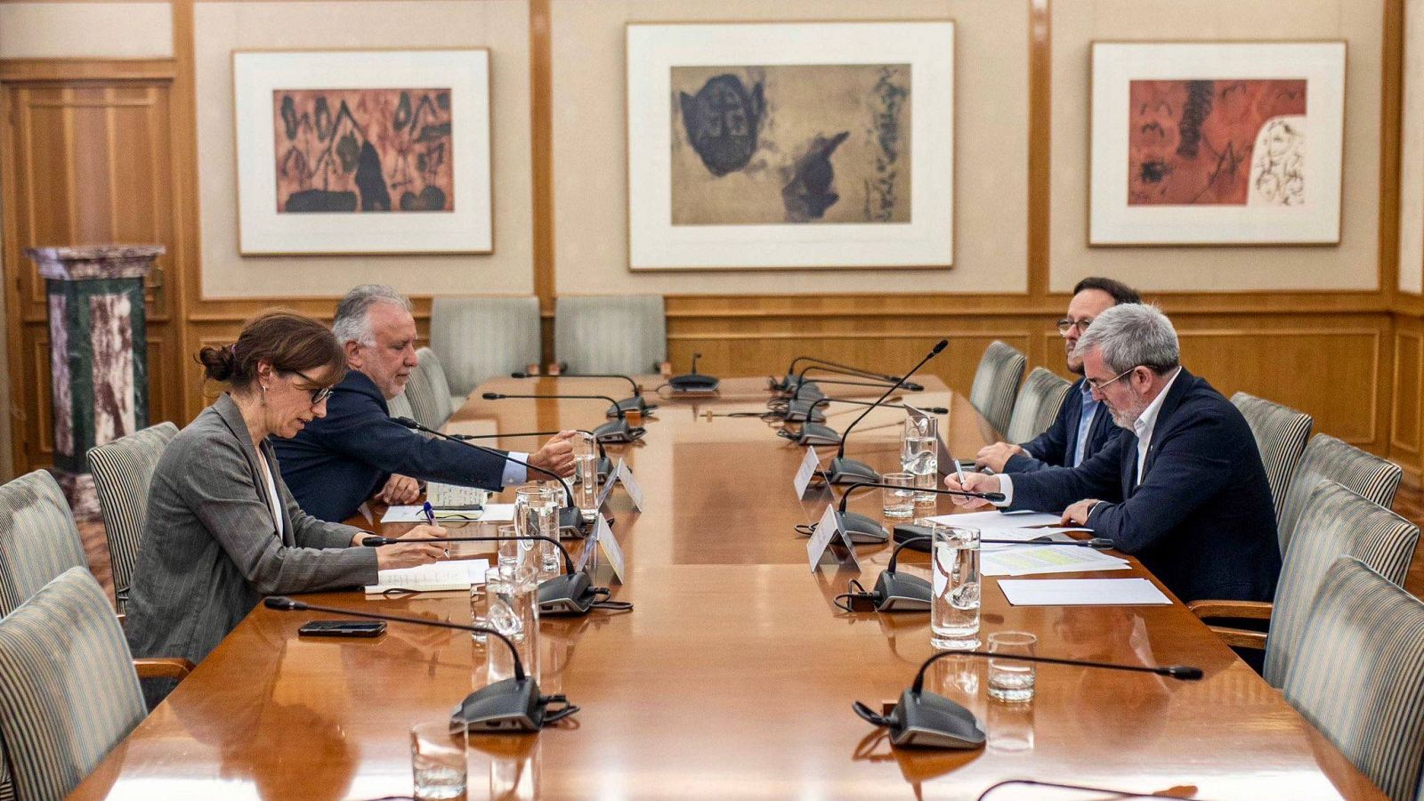 El Gobierno central y el canario rebajan tensiones por el crucero afectado por el brote de hantanavirus - Telediario 1 | Ver vídeo