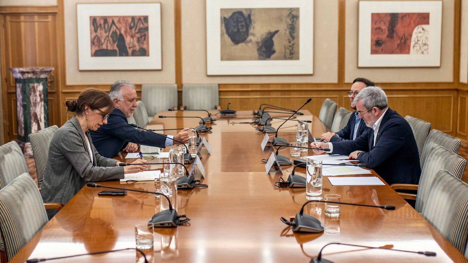 La crónica política está marcada por el hantavirus. La Moncloa ha confirmado este jueves que el presidente del Gobierno, Pedro Sánchez, y el presidente de Canarias, Fernando Clavijo, han mantenido una conversación telefónica.