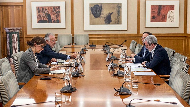 La crónica política está marcada por el hantavirus. La Moncloa ha confirmado este jueves que el presidente del Gobierno, Pedro Sánchez, y el presidente de Canarias, Fernando Clavijo, han mantenido una conversación telefónica.