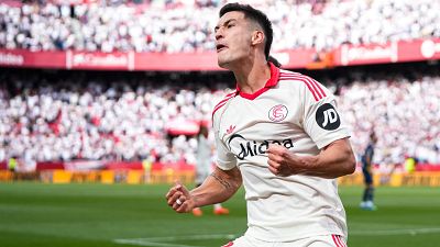 El Sevilla revive con una remontada que complica la vida del Espanyol