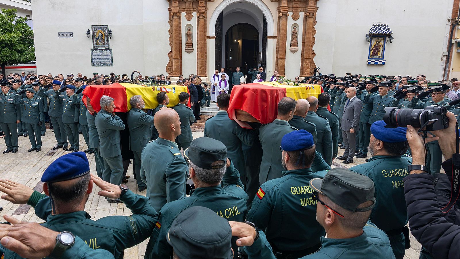 Luto en la campaña por la muerte de dos guardias civiles - Telediario Fin de Semana | Ver