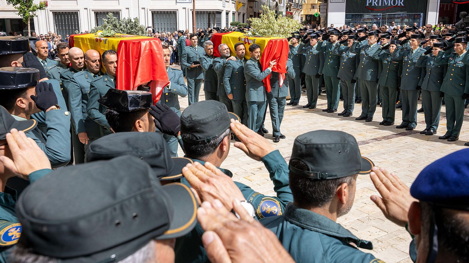 Desde primera hora de la mañana familiares y amigos han pasado por la Comandancia de la Guardia Civileste y posteriormente se han desplazado a la Iglesia de la Concepción, también en Huelva, donde ha tenido lugar la misa funeral.