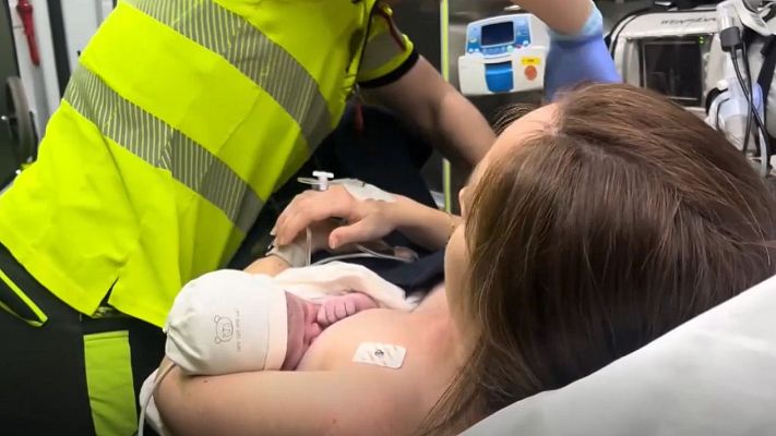Telediario Fin de Semana - Clara, la bebé que tenía prisa por llegar al mundo y ha nacido... en el arcén de una autovía