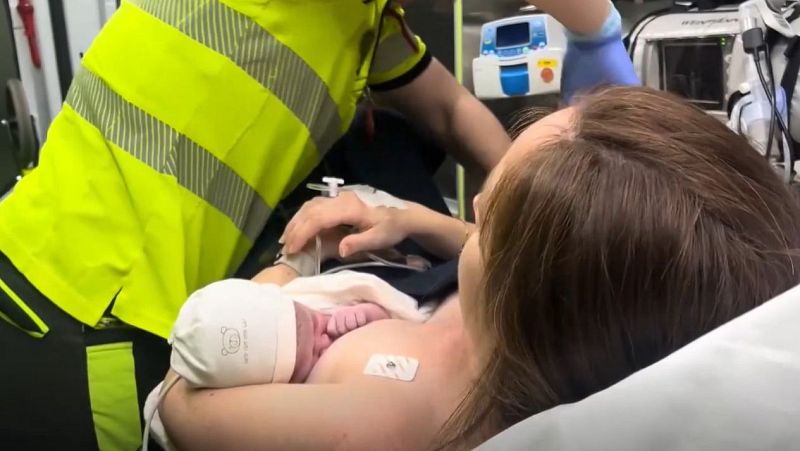 Clara, la bebé que tenía prisa por llegar al mundo y ha nacido... en el arcén de una autovía - Telediario Fin de Semana | Ver