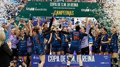 Carmen Arroyo y Luc�a Prades lideran a Balonmano Bera Bera a lograr su d�cima Copa de la Reina ante el Guard�s