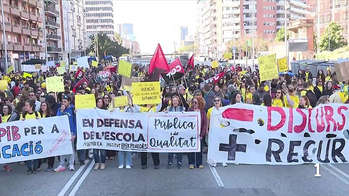 L'Informatiu - USTEC anuncia accions legals per la infiltració policial en una assemblea docent