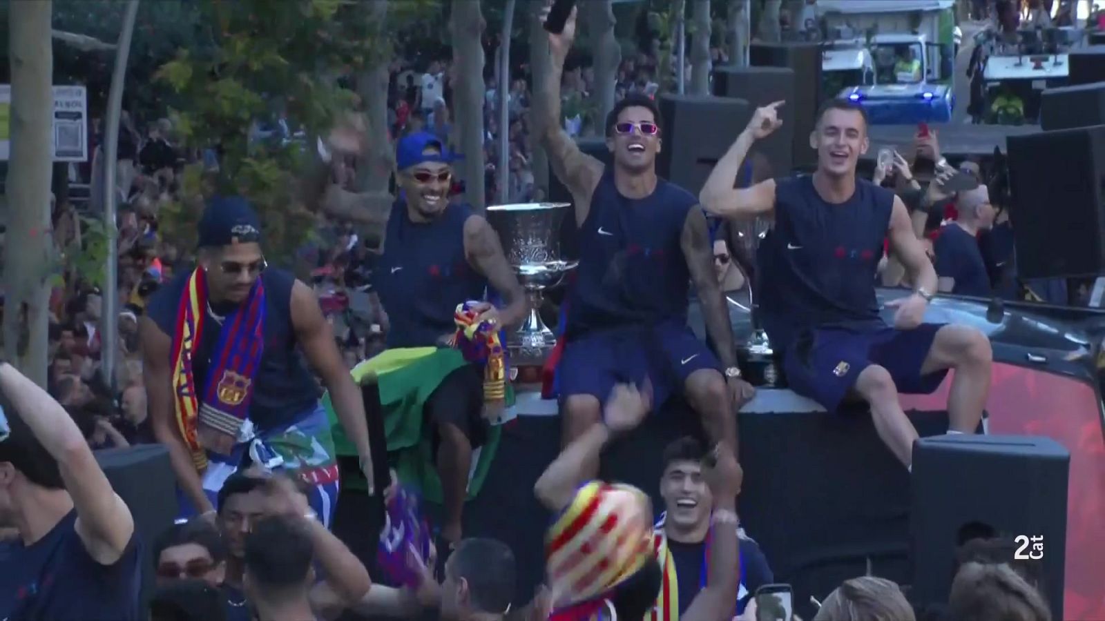 El Barça celebra una nova lliga amb una rua per Barcelona - El Vespre | Veure