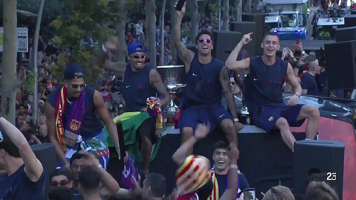 El Vespre - El Barça celebra una nova lliga amb una rua per Barcelona