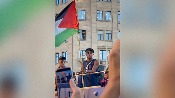 Flick, sobre que Lamine portara la bandera de Palestina en la r�a: "Son cosas que no me gustan, pero es su decisi�n"