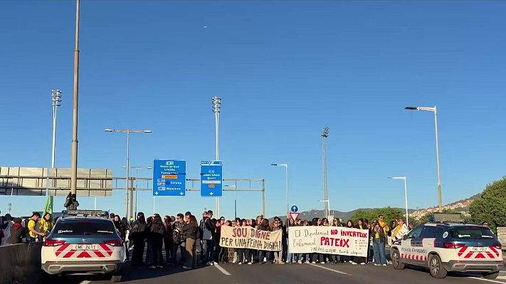 L'Informatiu - Arrenca la vaga d'educació amb talls de carreteres i protesta massiva a Barcelona