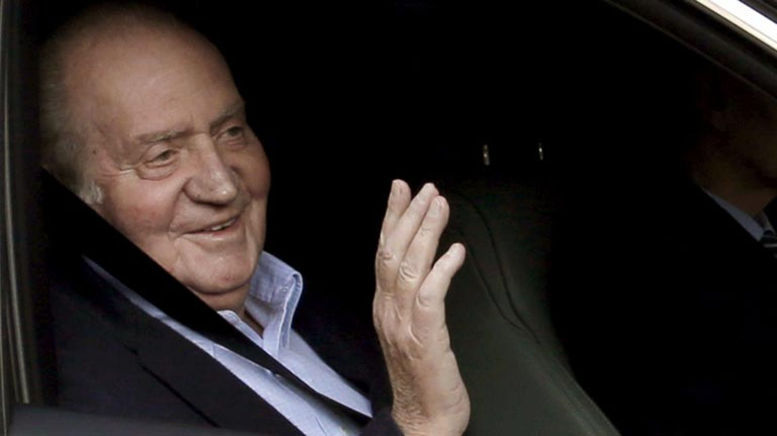 El rey evoluciona positivamente tras ser operado de dos hernias de disco