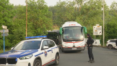 Parte de la plantilla de Tubos Reunidos en Amurrio ha vuelto hoy a sus puestos de trabajo en autobuses escoltados por la Ertzaintza| RTVE Play - Ver ahora