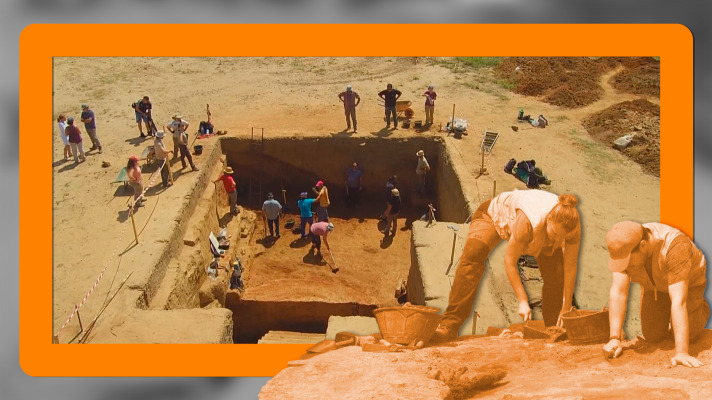Excavación arqueológica en Turuñuelo, Extremadura. Arqueólogos trabajan en una fosa, con dos personas en primer plano realizando tareas detalladas.