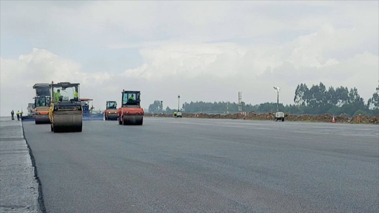 Dúas semanas de obras na pista do aeroporto de Santiago: pasaxeiros e empresas prexudicadas