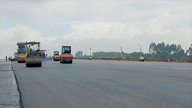 Dúas semanas de obras na pista do aeroporto de Santiago: pasaxeiros e empresas prexudicadas