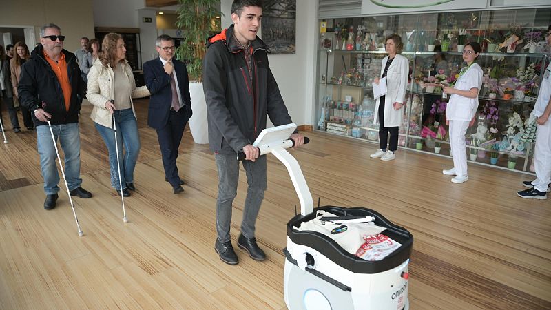 La ONCE prueba en Valdecilla un robot que acompaña - TeleCantabria | Ver