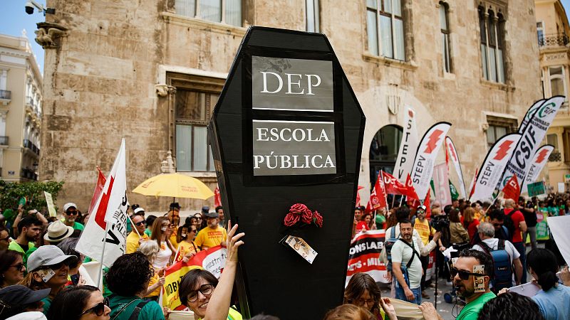 La Conselleria d'Educació anuncia que vol rependre les negociacions en el tercer dia de vaga - L'informatiu - Comunitat Valenciana | Ver
