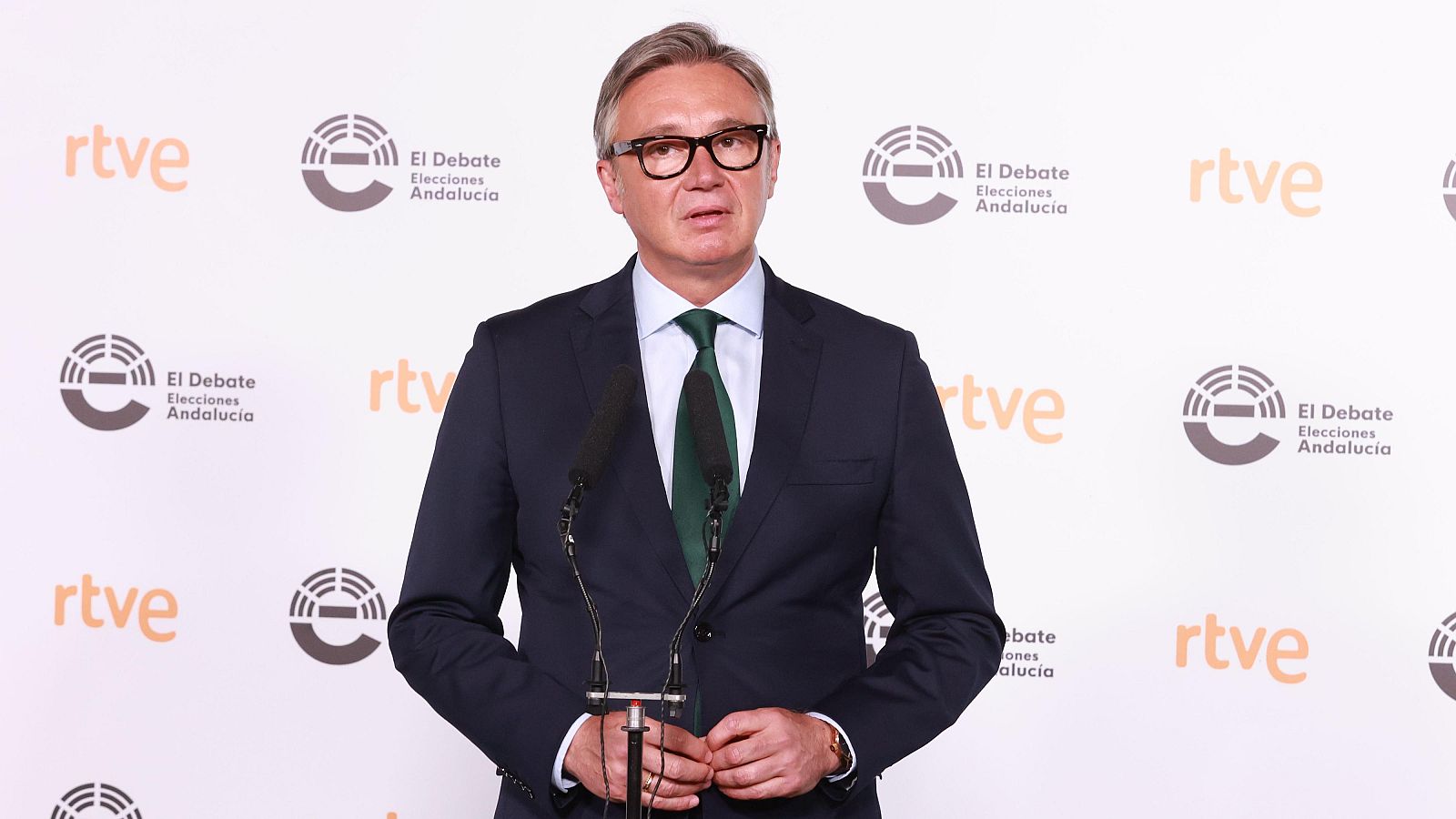 El candidato de Vox a la Presidencia de la Junta de Andalucía, Manuel Gavira, ha defendido en una entrevista a RTVE Andalucía la "prioridad nacional" que ha impuesto el partido de ultraderecha en otros territorios. De este modo, ha sostenido que este concepto debe favorecer a una parte de la sociedad para el acceso a la vivienda y a las ayudas públicas.