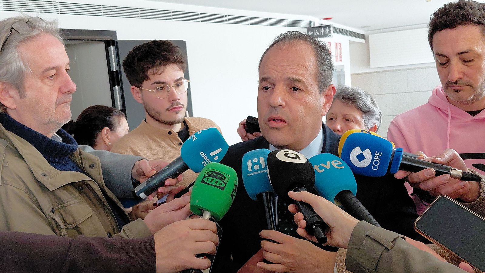 El president de la Cambra de Comerç d'Alacant, Carlos Baño, declara en la comissió del bo comerç de la Diputació d'Alacant a porta tancada - L'informatiu - Comunitat Valenciana | Ver