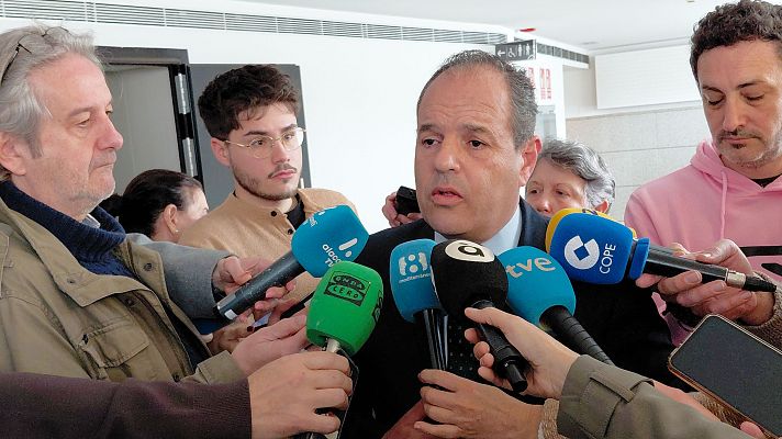 L'informatiu - Comunitat Valenciana - El president de la Cambra de Comerç d'Alacant, Carlos Baño, declara en la comissió del bo comerç de la Diputació d'Alacant a porta tancada