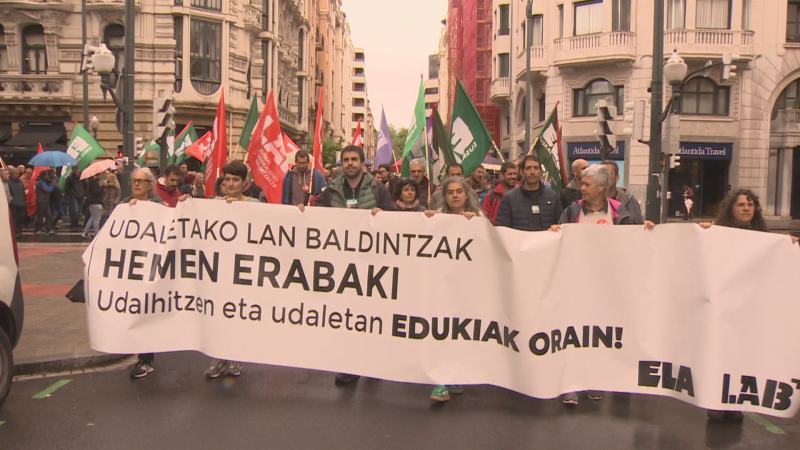 Una decena de ayuntamientos vascos paraliza su actividad por la huelga que han convocado los sindicatos ELA y LAB | RTVE Play - Ver ahora