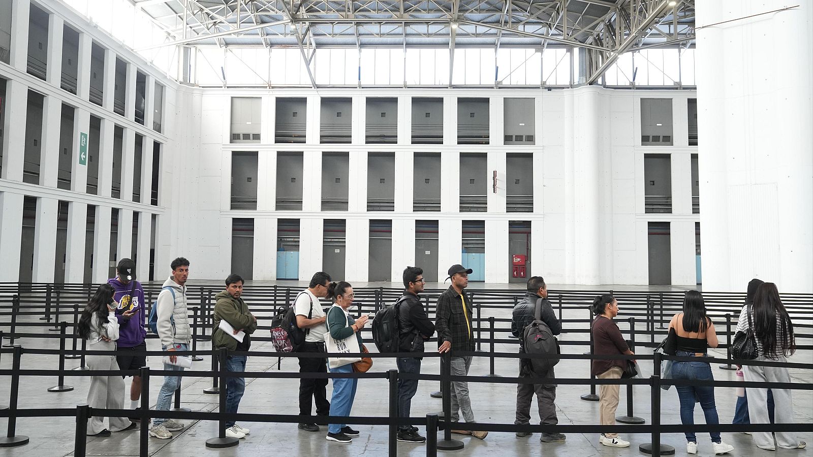 Un mes del proceso de regularización de migrantes en España | Ver