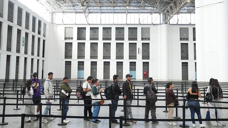 Un mes del proceso de regularización de migrantes en España | Ver