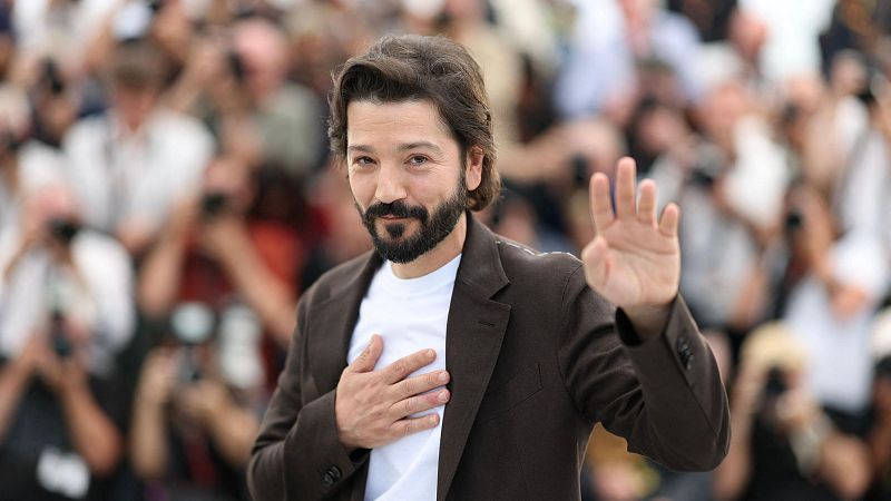 Diego Luna ovacionado en Cannes por 'Cenizas en la boca' - Telediario 1 | Ver