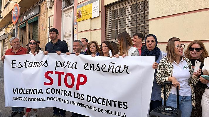  - Los sindicatos de educación de Melilla se concentran