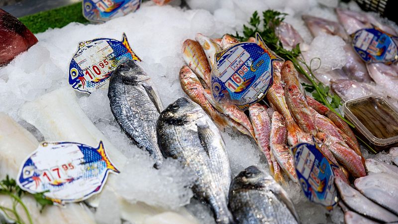 España pasa de gran consumidor de pescado a estar por debajo de la media | Telediario 1 - Ver vídeo