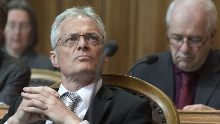 Telediario 1 - Suiza aprueba enr referéndum limitar el salario de los directivos de empresas