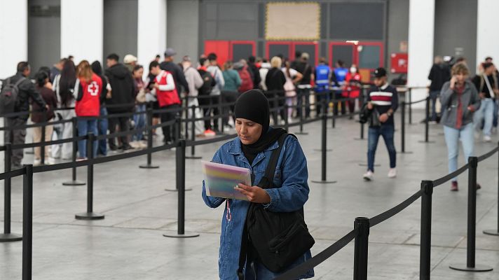 Telediario 2 - Un mes después de la regularización extraordinaria muchos inmigrantes siguen presentado sus solicitudes