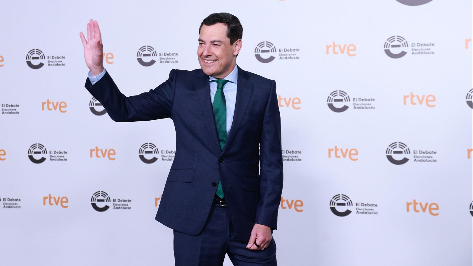 El presidente de la Junta de Andalucía y candidato del PP a la reelección, Juanma Moreno, ha sido el último invitado en las entrevistas que ha realizado RTVE en Andalucía con motivo de las elecciones del 17 de mayo. En esta entrevista, Moreno ha prometido una "reorganización profunda" del SAS y ha asegurado que le diferencian "muchas cosas" de Vox.
