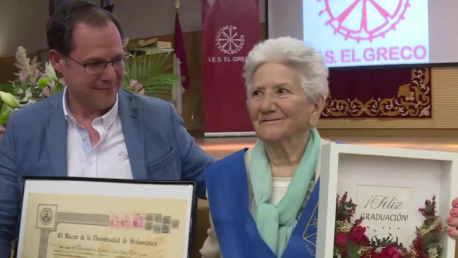 La graduación de Senina a sus 94 años: así es su título del 'Bachiller' de los 50 | Ver