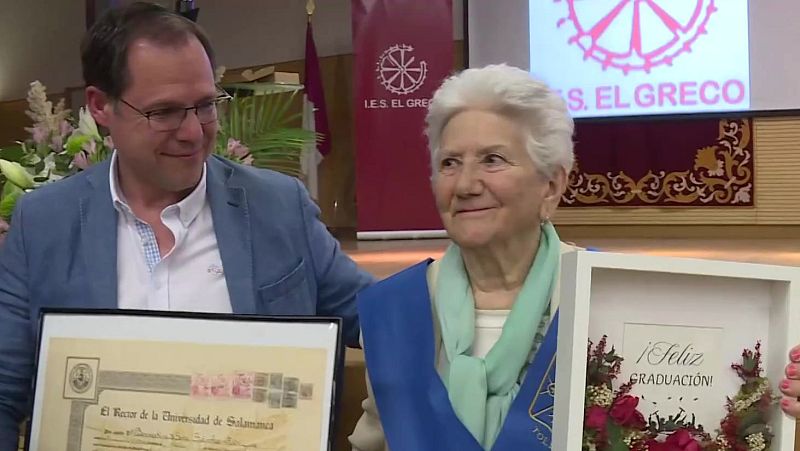 La graduación de Senina a sus 94 años: así es su título del 'Bachiller' de los 50 | Ver