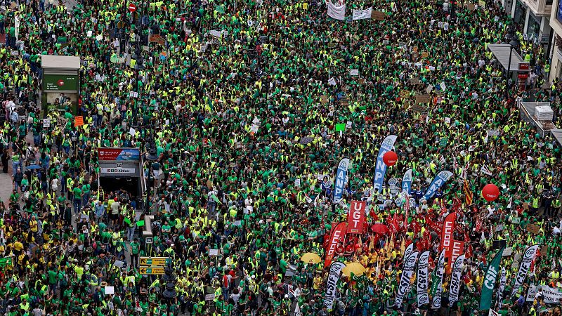 Miles de profesores se manifiestan en Valencia - La tarde en 24h | Ver