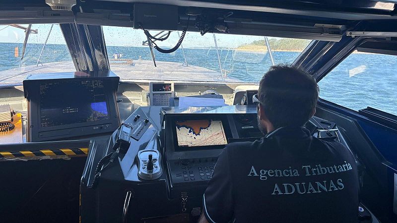 Una narcolancha embiste a una patrullera en la costa de Almería - La tarde en 24h | Ver