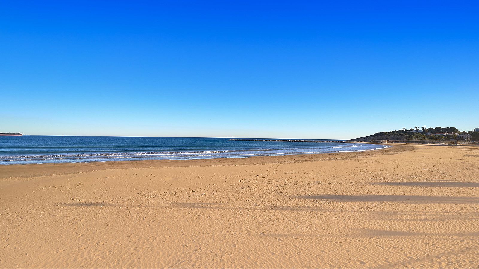 Demoler los paseos marítimos para devolver terreno a las playas | Ver