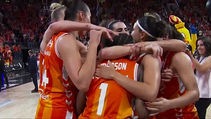 Yvonne Anderson con un canast�n sobre la bocina le da al Valencia Basket su cuarta liga consecutiva