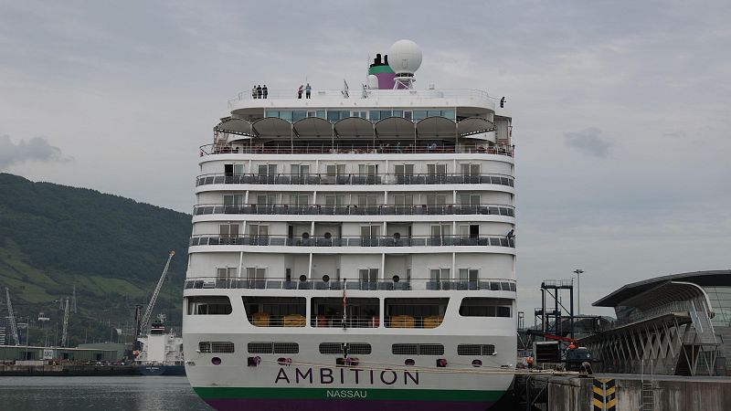 Atraca en la terminal de cruceros de Getxo el buque Ambition, afectado por un brote de gastroenteritis | RTVE Play - Ver ahora