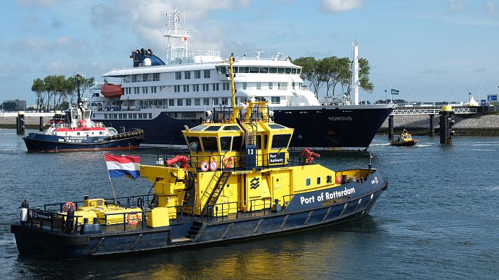 Telediario 1 - El Hondius llega a su destino final, Rotterdam, donde se someterá a una desinfección profunda