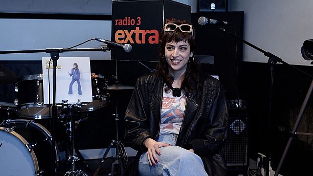 Nat Simons; a la contra